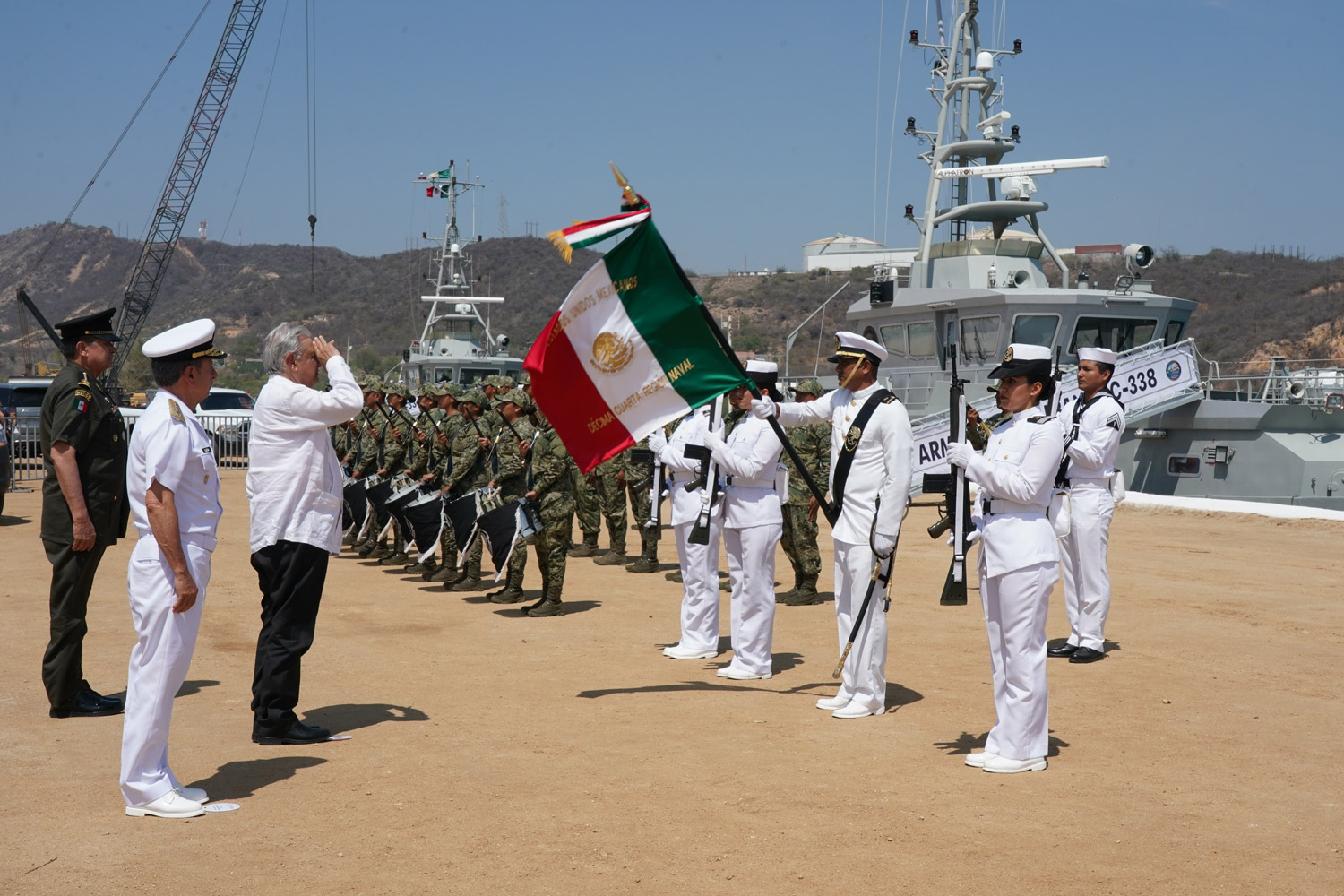 PRESIDENTE INAUGURA ROMPEOLAS DEL PUERTO DE SALINA CRUZ EN OAXACA