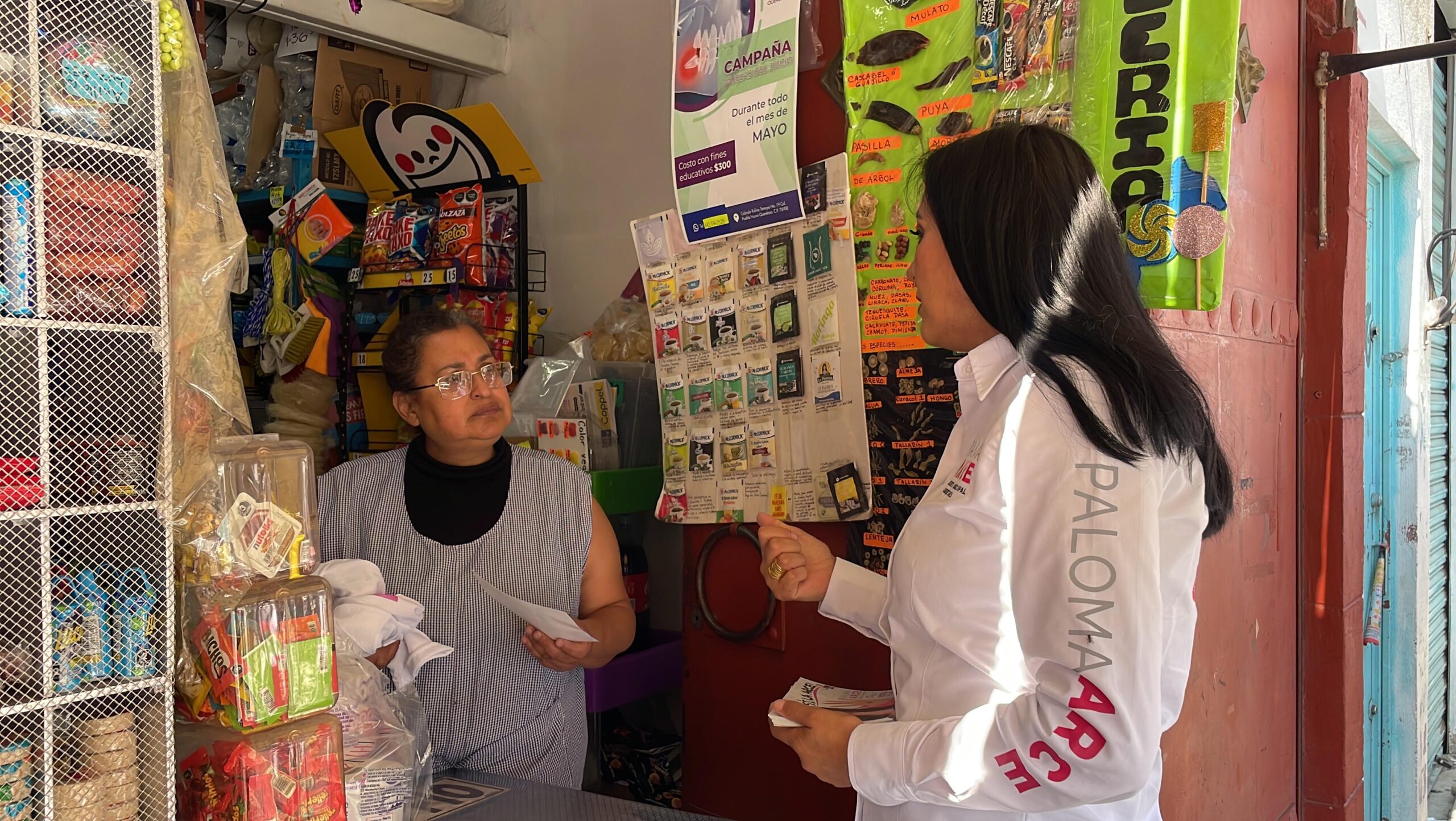 Dialoga Paloma Arce, con colonos y comerciantes del Barrio de San Francisquito.