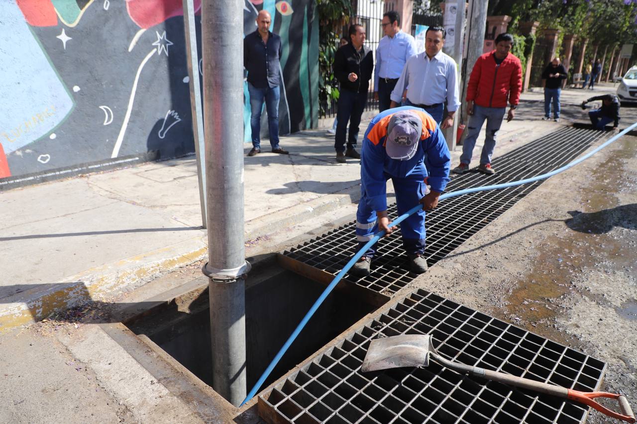 Continúan trabajos de prevención por desazolve en calles de la ciudad.