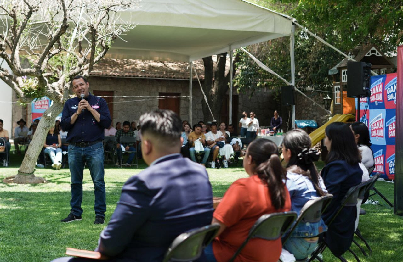 Roberto Cabrera sostiene encuentro con juventudes de San Juan del Río
