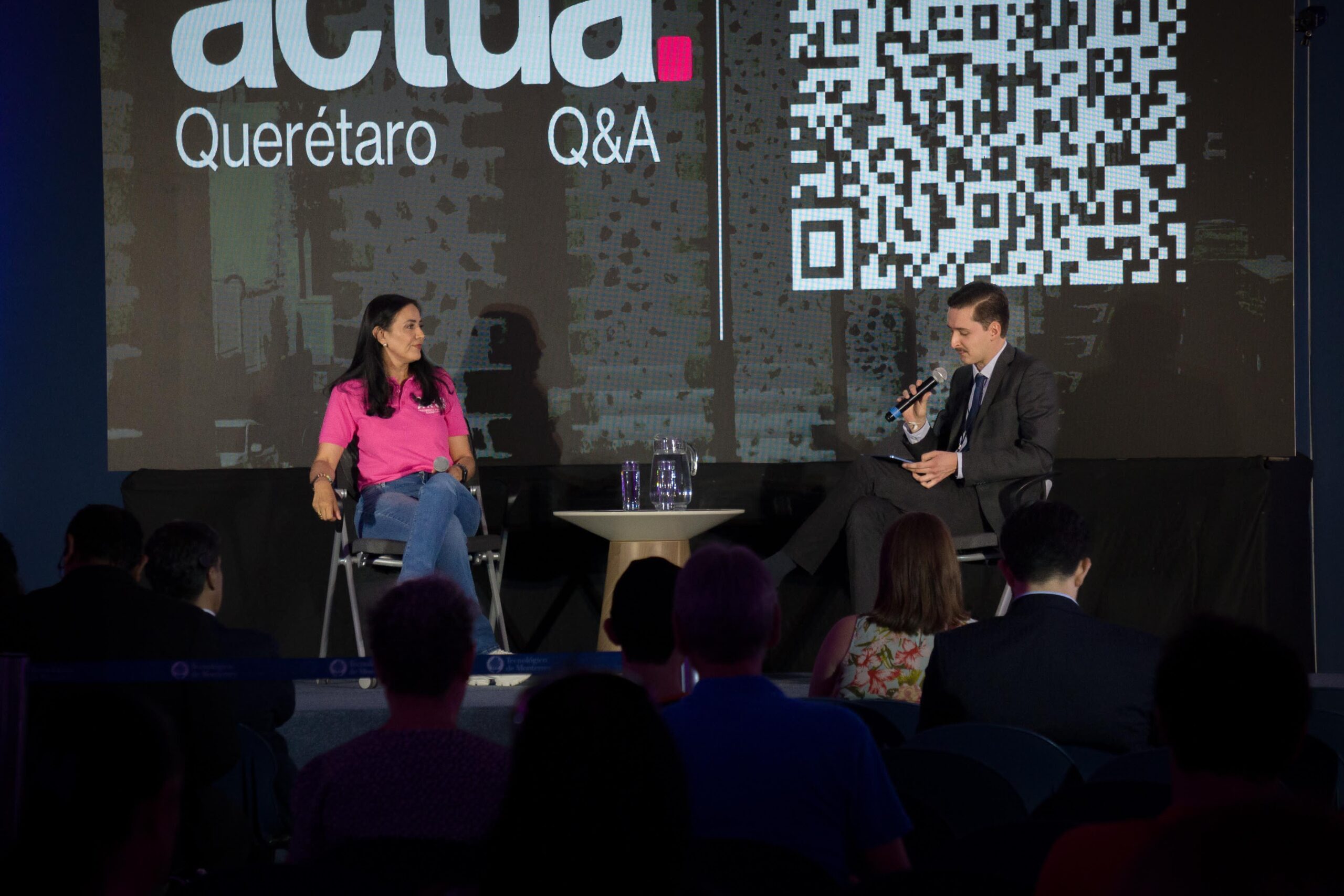 Estudiantes y Autoridades del Tecnológico  de Monterrey reciben a Paloma Arce.