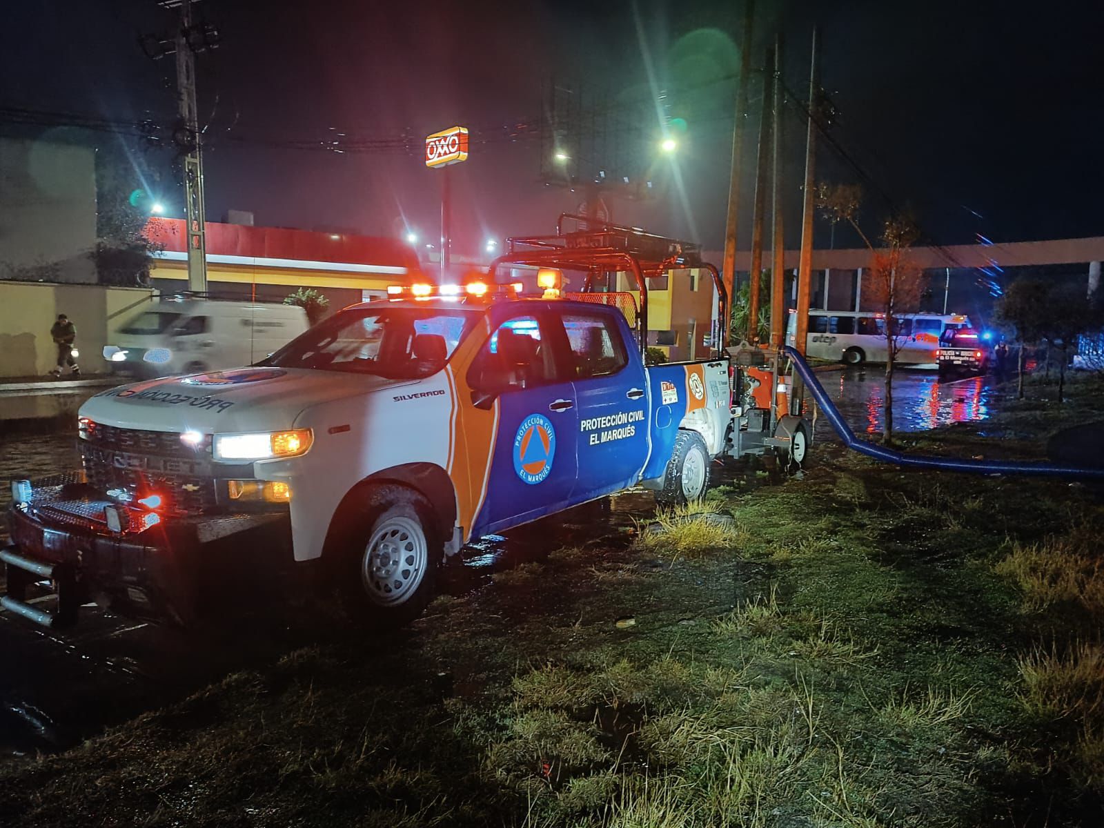 PC El Marqués atiende afectaciones menores por la onda tropical número cuatro. ⁠