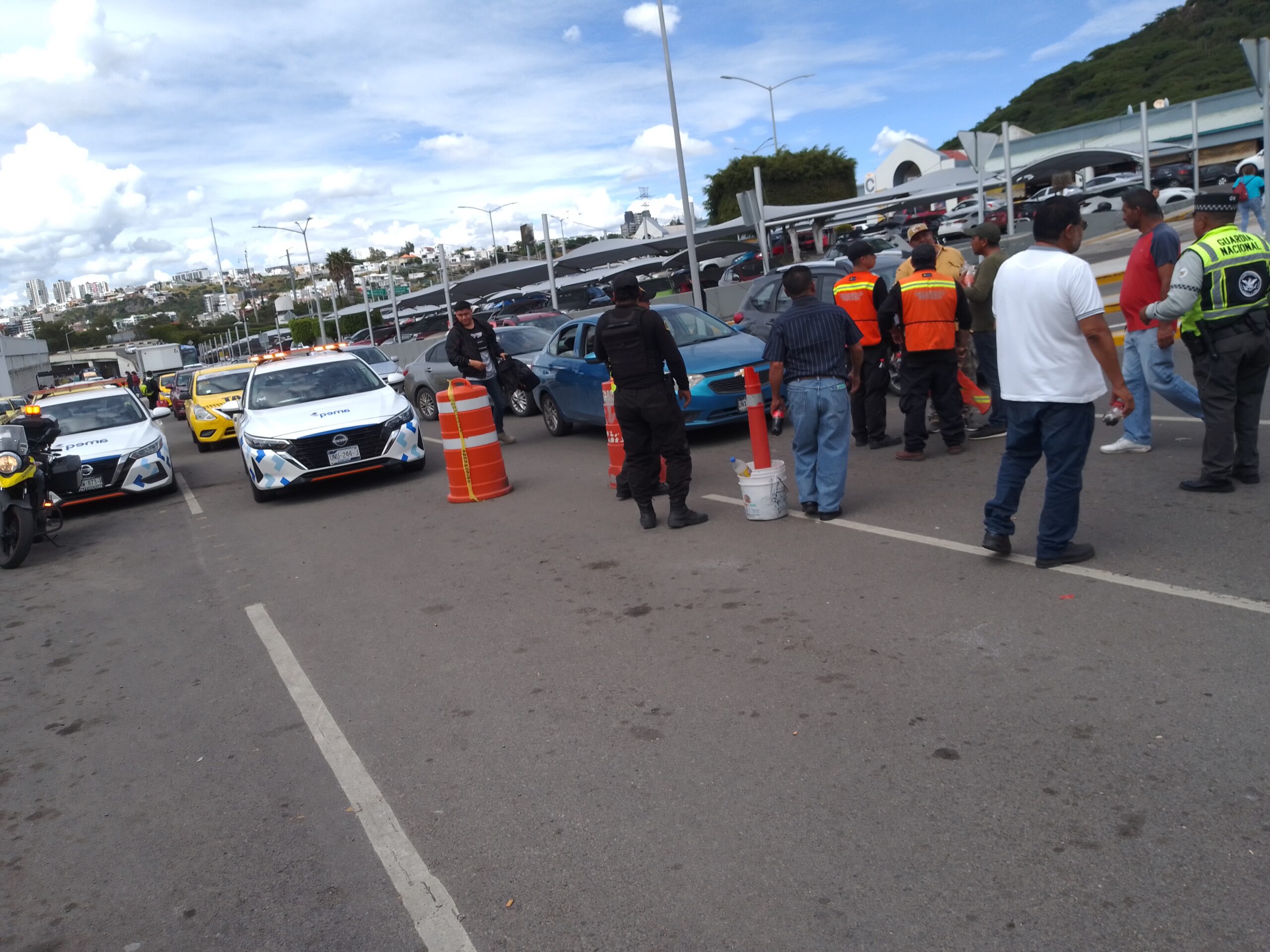 Taxistas Bloquean Acceso a la Terminal de Autobuses.