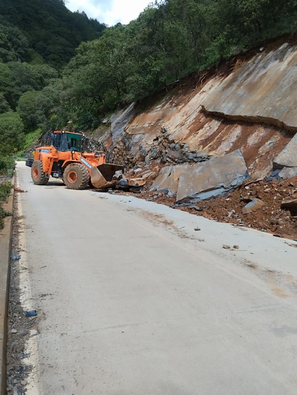 CEI continúa con el mantenimiento de vialidades en la Sierra