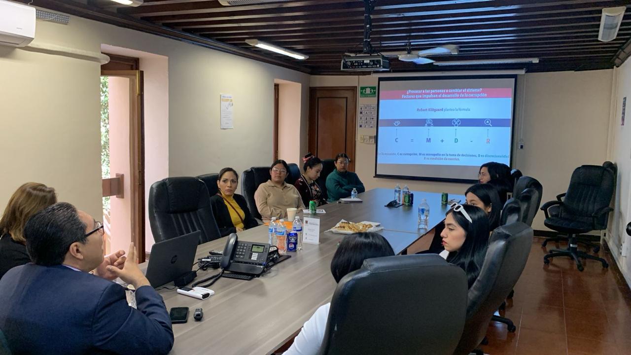 Contralor del Estado imparte plática sobre el Sistema de Rendición de Cuentas a universitarias