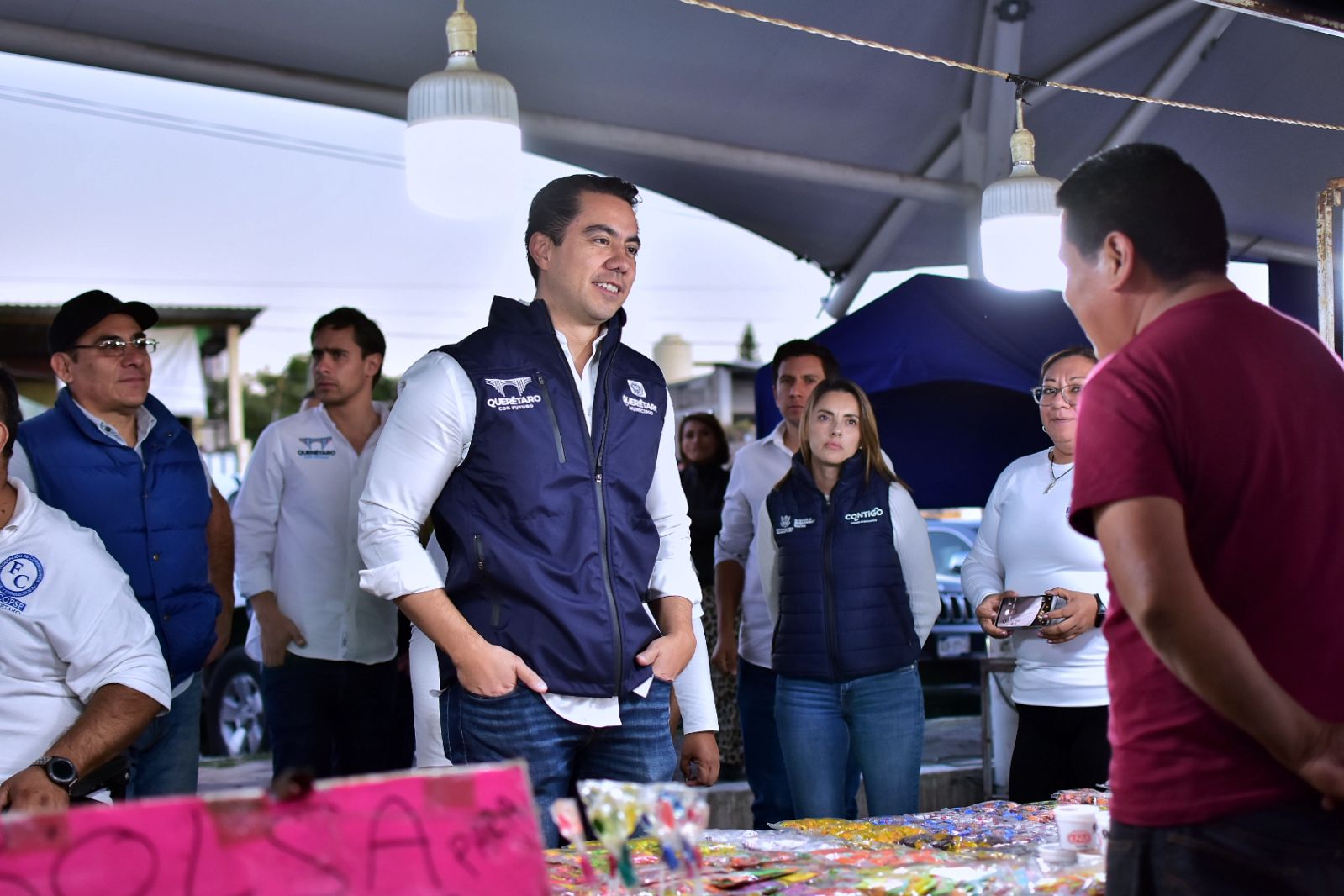 Recorre Felifer Macías tianguis de Molineros