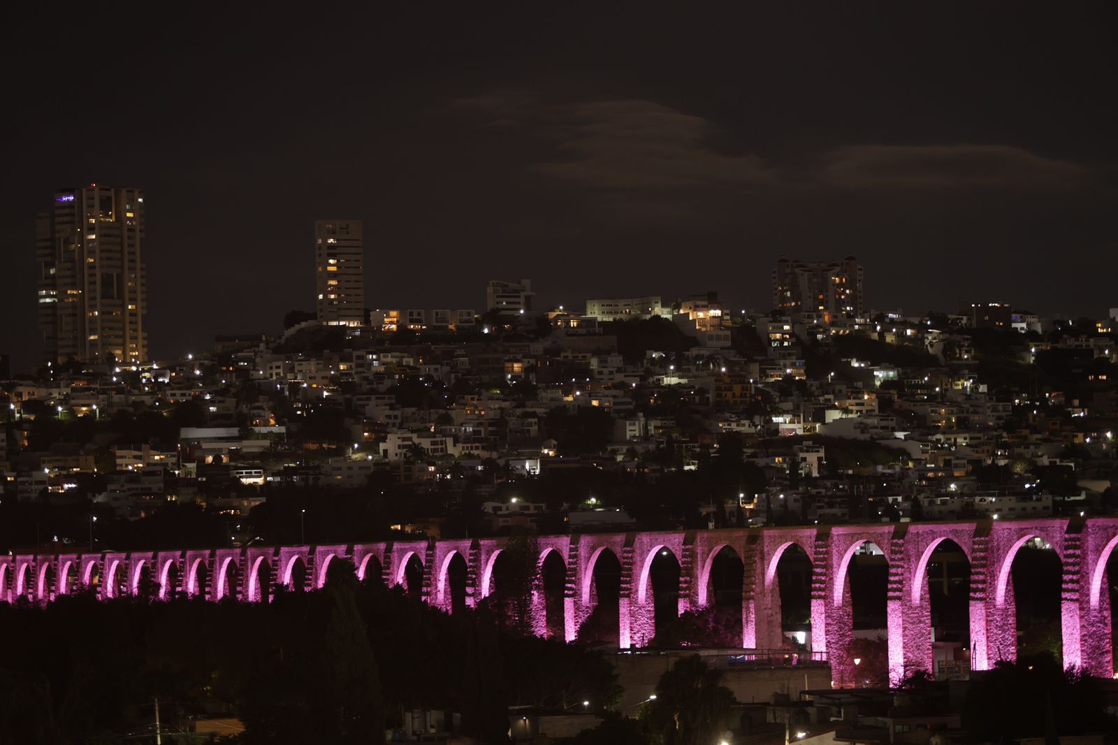Iluminan los Arcos y la fachada del Centro Cívico de Querétaro en conmemoración de la Lucha contra el Cáncer de Mama.
