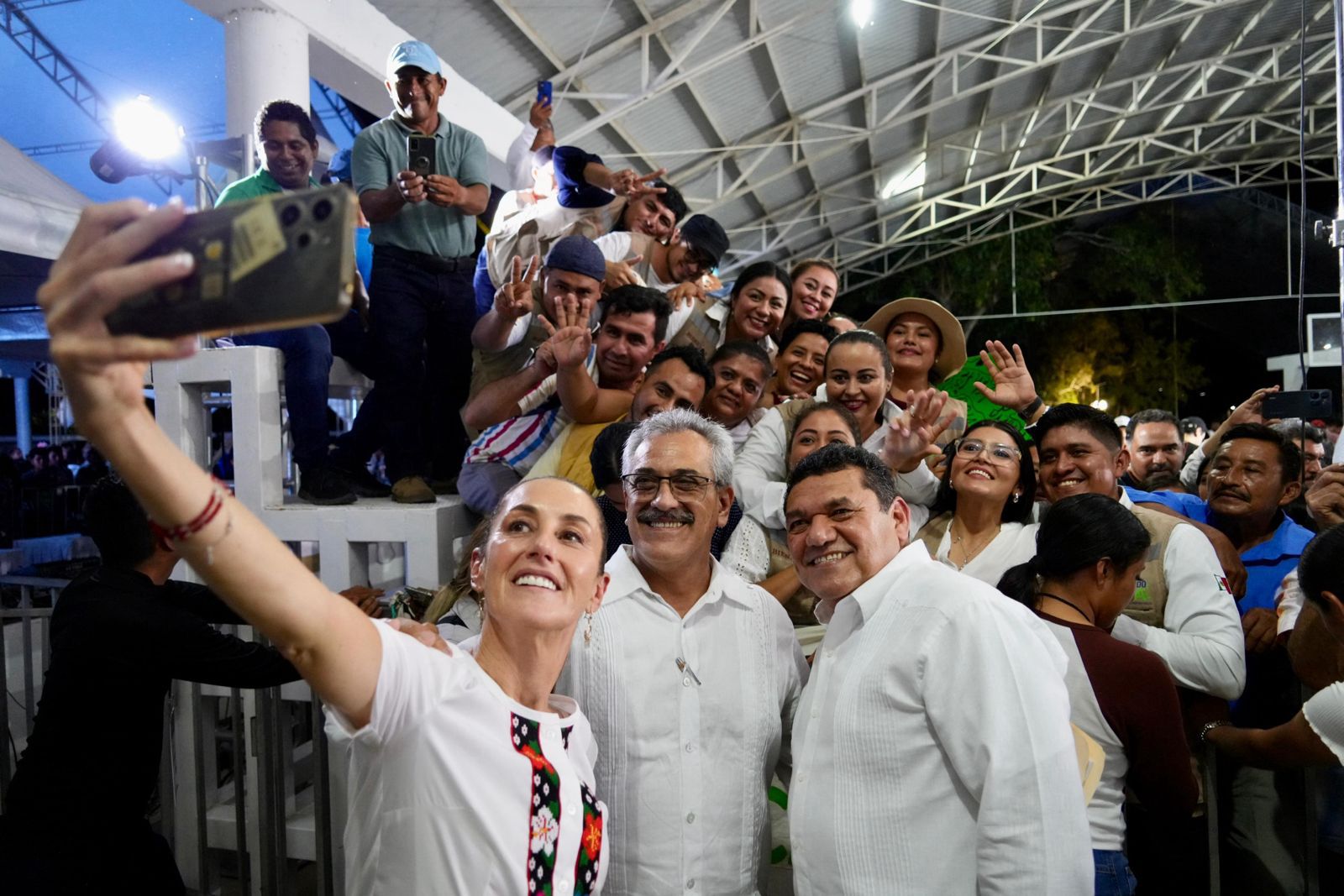 NOS TENEMOS QUE MANTENER MUY UNIDOS, GOBIERNO Y PUEBLO; NO HABRÁ DIVORCIO: PRESIDENTA CLAUDIA SHEINBAUM