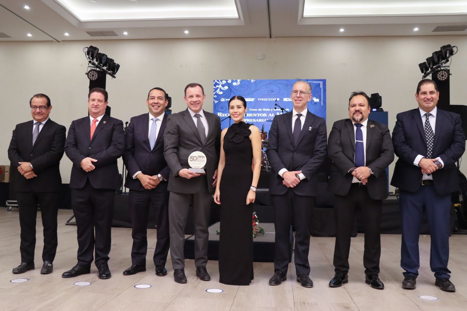 Entregan reconocimientos al Mérito Empresarial y Académico 2024 en San Juan del Río