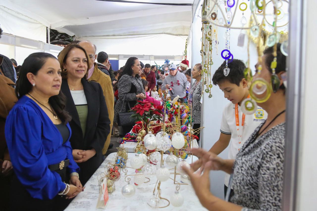 Inaugura Gaby Trápala el Bazar Navideño 2024
