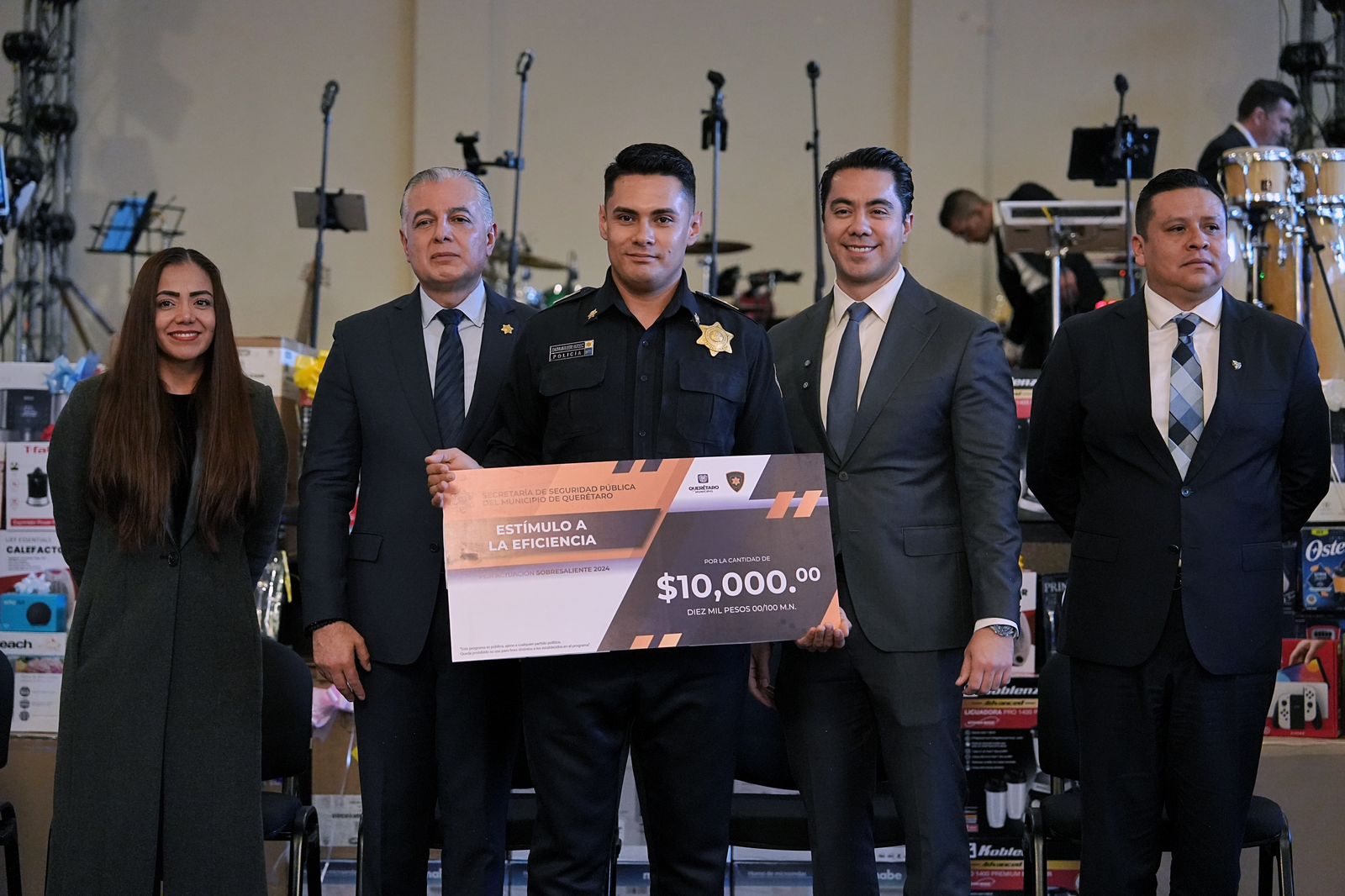 Anuncia Felifer Macías, Mejoras Salariales a Policías.