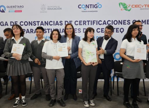 Entrega Martha Soto certificaciones Cambridge a estudiantes del CECyTEQ